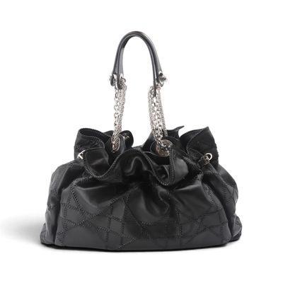 sac à main en cuir matelassé noir, avec des anses en chaîne et une bandoulière