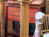 un salon avec un canapé, un fauteuil, une table et un globe terrestre posé sur un socle