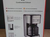 emballage d'une cafetière posée sur une table en bois
