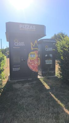 une enseigne indiquant « pizzas » au bord de la route