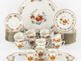 beaucoup d'assiettes, de tasses et de soucoupes sur la table
