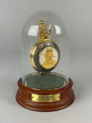 une image représentant un dôme en verre avec une horloge à l'intérieur