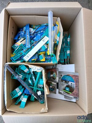 une boîte remplie de brosses à dents et de dentifrice