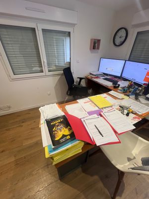 une image représentant un bureau avec deux écrans et un clavier