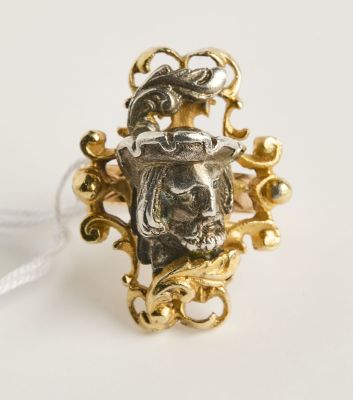 une image représentant une bague en or et en argent ornée d'un lion