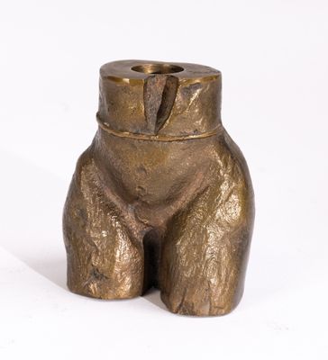un bougeoir en bronze en forme d'ours sur fond blanc