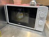 un four à micro-ondes posé sur un comptoir dans une cuisine