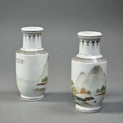 deux vases posés sur une table
