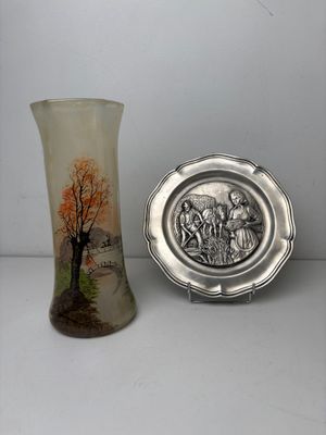 deux vases posés l'un à côté de l'autre sur une table