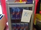une glacière à boissons posée sur une table à côté d'un distributeur de boissons