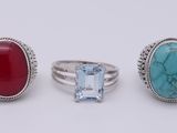 trois bagues ornées de pierres turquoise, rouges et blanches
