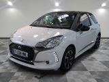 la petite voiture blanche est garée sur un sol en damier
