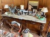une table sur laquelle sont posés un certain nombre d'objets dans une pièce