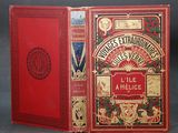 un vieux livre à la couverture rouge posé sur une table