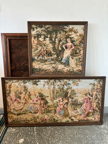 Deux tapisseries mécaniques « scène galante » encadrées 