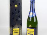 un gros plan sur une bouteille de champagne à côté d'une boîte