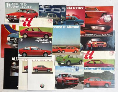 tout un tas de brochures de voitures anciennes qui sont posées sur la table