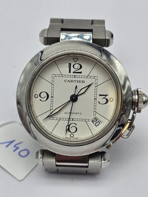 une photo d'une montre-bracelet au cadran blanc, montée sur un bracelet argenté