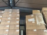plusieurs boîtes sur une palette dans un entrepôt