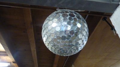 une boule à facettes suspendue au plafond d'une pièce