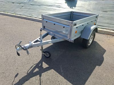 une remorque garée sur le bord de la route