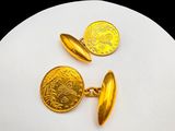 boutons de manchette plaqués or, ornés d'une pièce d'or sur un fond blanc