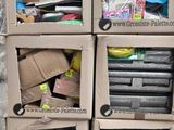 plusieurs cartons empilés les uns sur les autres sur une palette
