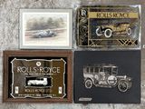 trois photos encadrées représentant des voitures anciennes, accrochées au mur d'une pièce
