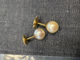 deux paires de boucles d'oreilles en perles dorées sur fond noir