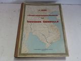 un vieux livre sur lequel figure une carte, posé sur une table