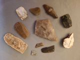 de nombreux types de roches et de pierres sur la table