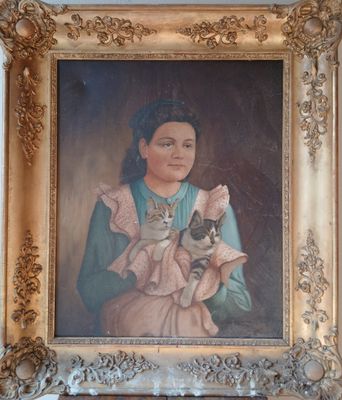 tableau représentant une jeune fille en robe rose tenant un chat dans ses bras