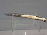 un couteau exposé dans une vitrine