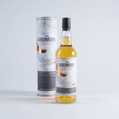 une bouteille de whisky single malt Arromore à côté d'un bidon
