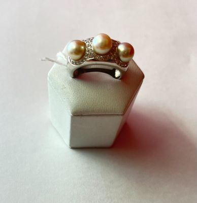 une boîte blanche surmontée d'un anneau