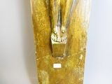 une statue de jésus en croix sur le mur
