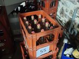 Des caisses de bière sont empilées les unes sur les autres dans une pièce
