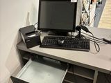 un bureau d'ordinateur équipé d'un clavier et d'un écran
