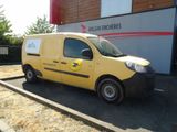 une camionnette jaune garée devant un immeuble