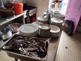 de nombreuses assiettes et cuillères sur le plan de travail de la cuisine