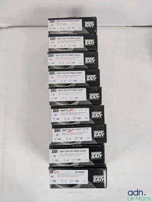 six cartons de skateboards assortis empilés les uns sur les autres
