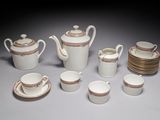 de nombreux types de cafetières et de tasses sur la table