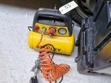 une voiture qui a été reliée au sol à l'aide d'un compresseur d'air