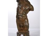une image représentant une statue en bronze d'un ours posée sur un socle