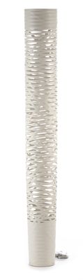 un vase blanc avec un couvercle blanc posé sur une table blanche