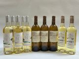 Plusieurs bouteilles de vin blanc sont alignées sur une table