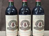 trois bouteilles de vin posées sur une table l'une à côté de l'autre