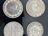 quatre types de pièces différents exposés dans une vitrine