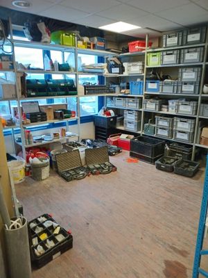 une pièce où il y a beaucoup de cartons et d'outils par terre