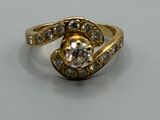 une image d'une bague en or avec des diamants sur une surface blanche